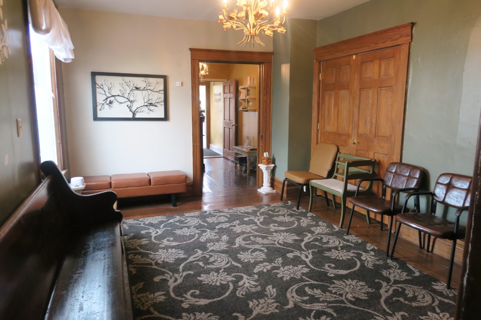 The entrance waiting area of the Greenwood Avenue office in Jackson, with chairs and a wooden bench